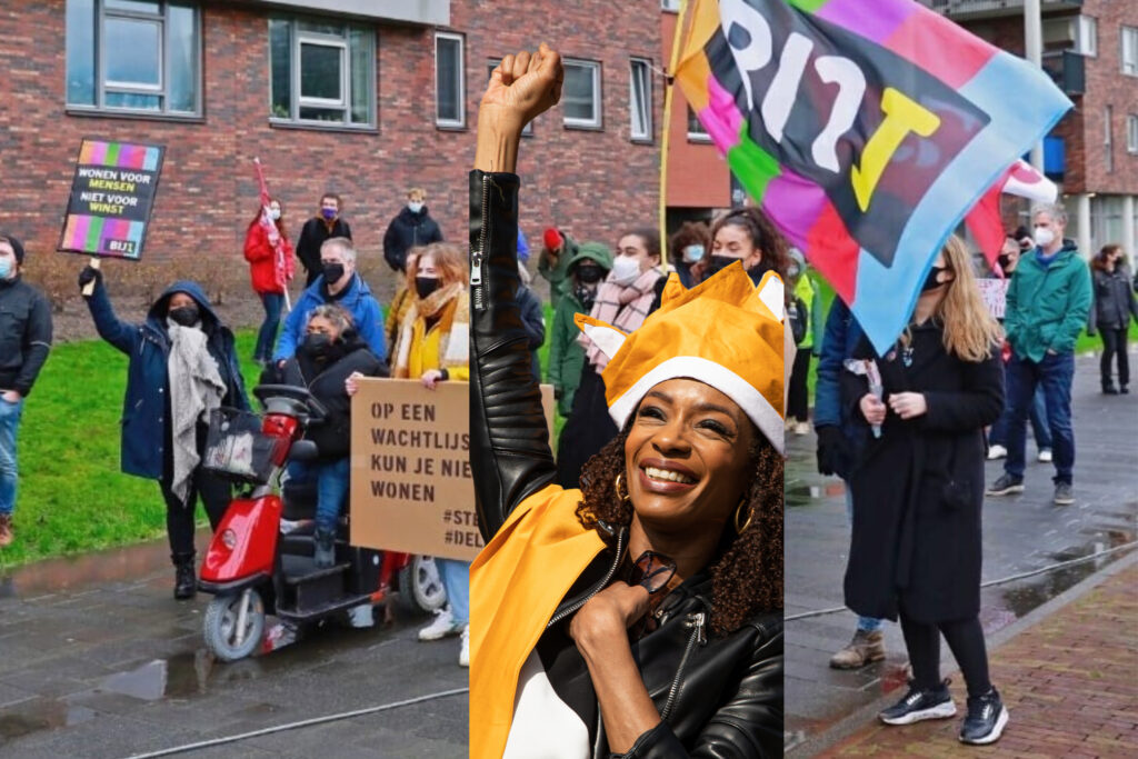 een groep mensen tijdens een demonstratie met een protestbord en een grote BIJ1-vlag.